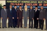 Samarinda (ANTARA News-Kaltim) - Wali Kota Samarinda Syaharie Jaang melantik sejumlah pejabat untuk mengisi jabatan camat. Hal itu terkait dengan pemekaran kecamatan, mengingat Samarinda semula terdiri dari enam kecamatan kemudian dimekatkan menjadi 10 kecamatan, yakni Samarinda Utara, Samarinda Ulu, Sungai Pinang, Samarinda Seberang, Palaran, Sungi Kunjang, Sambutan, Samarinda Ilir, Loa Janan Ilir dan Samarinda Kota. Sejumlah camat baru yang dilantik. 