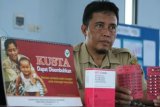 BANJARMASIN (26/1) - OBAT KUSTA. Seorang petugas Puskesmas Terminal Jalan Pramuka Komplek Satelit Banjarmasin menunjukan obat MDT Combi bagi penderita kusta yang diberikan secara gratis melalui program Pengendalian Penyakit Kusta Nasional, Selasa (25/1).  Provinsi Kalimantan Selatan telah keluar dari Aliansi Nasional Eliminasi Kusta (ANEK), karena mampu menurunkan prevalensi kasus kusta dari 1/10.000 menjadi 0,7/10.000. FOTO ANTARA/Herry Murdy Hermawan