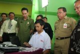 :  BANJARMASIN (5/1) - RAKIT LAPTOP. Wakil Gubernur Kalimantan Selatan Rudy Resnawan (safari hijau) di dampingi Kadisdik Humaidi Sukri (baju PNS), Kepala SMKN 5 Banjarmasin Drs Syahrir, MM (berdasi) memperhatikan siswa SMKN 5 mengoperasikan laptop yang baru dirakitnya di aula gedung sekolah tersebut, Rabu (5/1). Pada kesempatan tersebut Wagub menyerahkan secara simbolis laptop bantuan Direktur Pembinaan Sekolah Menengah Kejuruan kepada 65 SMK se Kalimantan Selatan. FOTO ANTARA/HERRY MURDY HERMAWAN