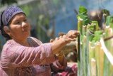 Warga Pesisir Selatan Malamang Sambut Ramadhan