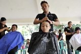 Denpasar (Antara Bali) - Beberapa warga mendapat pelayanan cukur rambut secara masal dan gratis berkenaan dengan Hari Valentine 2011 di Museum Bali, Denpasar, Senin (14/2). Kegiatan oleh komunitas transgender dan aktivis penanggulangan HIV/AIDS itu untuk mengisi hari kasih sayang dengan kegiatan amal dan bermanfaat sekaligus menepis anggapan hari yang diisi dengan kegiatan hura-hura. FOTO ANTARA/Nyoman Budhiana/11.