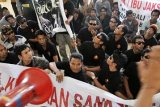 Gianyar (Antara Bali) - Ratusan pengunjukrasa menduduki gedung Kejaksaan Negeri Gianyar karena tidak puas atas sikap jaksa dalam menanggapi vonis hakim terakit persidangan kasus pencurian 