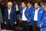 Banjarmasin 20/2 - MUSWIL III PAN KALSEL - Ketua Umum Partai Amanat Nasional Hatta Rajasa, Ketua DPP Zulkifli Hasan, Sekjen DPP PAN Taufik Kurniawan dan  wakil Ketua Umum Drajad Wibowo berbincang dengan Sekretaris Daerah Provinsi Kalimantan Selatan H Muchlis Gafuri usai membuka Musyawarah Nasional III PAN Kalsel di Ballroom Rattan Inn Banjarmasin, Minggu (20/2). Selain memilih salah satu dari enam calon ketua, DPW PAN Kalsel menargetkan perolehan suara sebanyak dua digit pada pemilu mendatang. Foto ANTARA/Herry Murdy Hermawan
