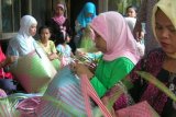 Paringin, 25/2 - PERAJIN BAKUL PLASTIK - Kelompok perajin yang terdiri dari ibu-ibu dan remaja putri di Desa Tanah Habang Kanan, Kecamatan Lampihong, Kabupaten Balangan, Kalimantan Selatan, sedang mempraktekkan pembuatan bakul dari bahan plastik. Pemerintah daerah setempat melalui Disperindakop mengupayakan peningkatan kemampuan, mutu dan kualitas serta variasi bahan baku hasil kerajinan dari para pelaku Usaha Kecil Menengah (UKM) sebagai pilar pembangunan ekonomi di Balangan. Foto ANTARA/Rusmanadi