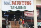 Tanjung, 16/3 (ANTARA) - Pusat perbelanjaan, Mal Bauntung Tanjung hingga saat ini kondisinya memprihatinkan. Selain kurang terawat, banyak toko yang belum difungsikan. Kalangan dewan pun meminta Dispenda bisa menertibkan kepemilikan toko di Pasar Tanjung menyusul ditemukannya kepemilikan toko yang telah pindah tangan.Foto:ANTARA/Herlina Lasmianti