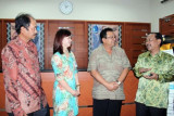 Denpasar (Antara Bali) - Direktur Komersial Bank Jabar Banten (BJB) Entis Kusnendar (kiri), Pimcab BJB Denpasar Yatnie Rohayati (2-kiri), tokoh Puri Karangasem, AA Ngurah (2-kanan) dan Direktur Operasional Dadang A Suyanto (kanan) berbincang-bincang di sela pembukaan kantor cabang di Kota Denpasar, Bali, Kamis (24/3). Bank BJB menargetkan ekspansi kredit sebesar 30,6 persen bagi segmen UMKM dan retail di Bali. FOTO ANTARA/Komang Suparta/11.