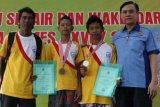 Jakarta 11/3 - MEDALI PERTAMA KALSEL - Pelatih Syaifudin, atlit M Yusuf, Sipa Rosyadi dan Ketua I PB Persatuan Ski Air Seluruh Indonesia Laksamana Fajar Sampurna berfoto bersama usai pengalungan medali Kejurnas Junior/pelajar Ski Air dan Wakeboard 2011 yang berlangsung di danau Sunter Jakarta 7-11 Maret 2011. Sipa Rosyadi meraih medali perak kategori Jumping Advance SMP Putra pada event yang baru pertama kali diikuti PSASI Kalsel sejak resmi terbentuk pada 13 Mei 2011. Foto ANTARA/Herry Murdi Hermawan.