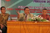 Banjarmasin, 23/3 - PEMUDA MUHAMMADIYAH - Ketua Pemuda Muhammadiyah Kalsel periode 2011-2014 didampingi Manajer Kampanye Walhi Dwito Prasetyandi dan Pejabat Kementerian Lingkungan Hidup Agus Sukandhi memberikan materi saat di gelar Seminar Lingkungan Hidup di Aula Abdi Persada Banjarmasin, Rabu (23/3). Wilayah Kalimantan Selatan merupakan salah satu daerah dengan kerusakan lingkungan cukup parah, yang disebabkan oleh eksplorasi tambang secara besar-besaran dan bahan galian. Foto ANTARA/Herry Murdy Hermawan.