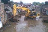 Banjarbaru, 5/3 - KERUK SUNGAI KEMUNING - Sebuah alat berat tengah mengeruk Sungai Kemuning guna penataan sungai dan mencegah terjadinya banjir.Foto ANTARA/Asmuni.
