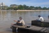 Banjarmasin, 26/3 Warga Banjarmasin memanfaatkan dermaga Speedboad milik Pemprov Kalimantan Selatan untuk memancing udang galah di Sungai Martapura Sabtu (26/3). Udang hasil pancingan selain untuk konsumsi sendiri, juga dijual di pasar tradsional seharga Rp25 ribu-Rp55 ribu per kg, dalam satu malam warga bisa mendapatkan 1 kg.Foto ANTARA/Asmuni 