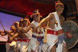 Denpasar (Antara Bali) - Tarian Kataga dari Sumba Barat dipentaskan oleh sejumlah penari pada kegiatan Presentasi Potensi Budaya Sumba Barat di Kuta, Jumat (11/3). Pada kesempatan yang dihadiri 80 perusahaan agen perjalanan itu, Bupati Sumba Barat Jubilate Pieter Pandango menyampaikan presentasi mengenai potensi wisata di wilayahnya. FOTO ANTARA/Tunggul Susilo/
