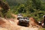 Pontianak (ANTARA News - Kaltim) - Para peserta Indonesia 4X4 Expedition: Hulu Kapuas Border mulai menghadapi medan berat alias medan offroad yang sesungguhnya. Mulai lepas tengah hari Minggu (20/3) hingga seharian Senin (21/3) medan jalan yang sungguh menantang harus dihadapi mobil dan manusia.  (Novi Abdi/ANTARA). 