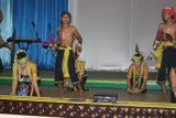 Tabalong, 4/4 - TARI GIRING-GIRING - Beberapa penari membawakan tari giring-giring manyan asal Desa Warukin Kecamatan Tanta Kabupaten Tabalong Kalimantan Selatan. Tari ini kerap digunakan masyarakat setempat dalam memeriahkan suatu perayaan atau menyambut kedatangan tamu terhormat. Biasanya tari ini juga diiringi atraksi tari bulat dimana si penari bisa melipat tubuhnya berbentuk bulat menyerupai bola. Foto ANTARA/Herlina Lasmianti