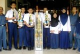 Bontang (ANTARA News - Kaltim) - Satu prestasi dibidang pendidikan kembali yang ditorehkan oleh putra putri SMP Vidatra Bontang, dalam ajang English Competation 2011 for Junior Hight School  Se-Kaltim di Samarinda Seberang, Sabtu (2/4) yang berhasil menyabet predikat juara umum dan sekaligus mempertahankan gelar juara umum tahun sebelumnya. Dari kiri ke kanan : Drs. Achmad Maludi (kepsek), I Gede Radititya, Khairu Zein, M. Ayaz Dzulfikar, R. Ario tandio,Aqmarina Adzkia R., Hanny Banowati A., Abdul Mu'id, Liana Mutholi'in.

(Ratmi/ANTARA)