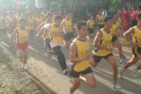 Pagatan, 24/4 - ARUTMIN 10K - Ribuan pelari dari berbagai provinsi ambil bagian dalam Arutmin 10K yang digelar CSR PT Arutmin dan Pemkab Tanah Bumbu di Pagatan Kalimantan Selatan, Minggu (24/4). Arutmin 10K merupakan program pembinaan olahraga rutin yang digelar secara bergantian ditiap kabupaten di Kalsel sejak tahun 2006. Foto ANTARA/Herry Murdy Hermawan