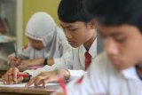 Banjarmasin, 27/4 - UAS SD KARANG MEKAR - Siswa SD Karang Mekar 1 dan 5 mengikuti ujian akhir sekolah (UAS) hari pertama mata pelajaran pendidikan Agama Islam di salah satu ruang kelas sekolah tersebut, Rabu (27/4). Pelaksanaan UAS selama tiga hari 27-29 April 2011 meliput pendidikan Agama Islam, PKN dan IPS atau mata pelajaran yang tidak termasuk dalam ujian nasional yang akan berlangsung 10-12 Mei 2011 mendatang. Foto ANTARA/Herry Murdy Hermawan