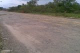 Banjarbaru, 26/4 JALAN ALTERNATIF -Jalan Veteran atau Jalan Breman yang berada dikawasan Martapura Kabupaten Banjar menjadi jalan alternatif dari kota Martapura menuju kota Banjarbaru maupun sebaliknya. Hingga saat ini proyek pelebaran dan pengerasan jalan tersebut telah berjalan 70 persen namun sampai sekarang belum dilanjutkan, foto diambil Sabtu,(23/4).Foto ANTARA/Asmuni 