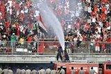 Gianyar (Antara Bali) - Petugas Pemadam Kebakaran Pemkab Gianyar menyemprotkan air ke para pendukung tim kesebelasan Bali Devata FC karena kepanasan saat Pertandingan Sepak Bola Kompetisi Liga Primer Indonesia di Stadion Dipta, Gianyar, Sabtu (2/4). Pertandingan antara Bali Devata melawan Tangerang Wolves diwarnai banyaknya pelanggaran yang sempat memicu reaksi penonton dan pertandingan berakhir imbang 2-2. FOTO ANTARA/Nyoman Budhiana/11.