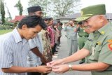 Banjarmasin, 5/4 - KREDIT TANPA BUNGA - 
Sekretaris Daerah Kalsel Muchlis Gafuri menyerahkan secara simbolis kredit kendaraan roda dua kepada 12 warga miskin pada apel gabungan PNS di halaman kantor Gubernur Senin (4/4).Foto ANTARA/Humas Pemprov