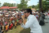 Paringin, 17/4 - KONSER RADJA - Aksi vocalis group band Radja, Ian Kasela saat tampil di Lapangan Martasura, Kecamatan Paringin, Kabupaten Balangan, Kalimantan Selatan, Minggu (17/4). Penampilan itu dalam rangkaian perayaan Hari Jadi ke-8 Kabupaten Balangan. Radja membawakan 10. Foto ANTARA/Rusmanadi