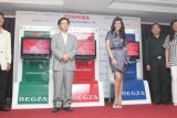 Banjarmasin, 27/5 - TOSHIBA POWER TV - Brand Ambassador Toshiba artis Carissa Putri dan manajemen menunjukan tiga varian tv produk terbaru bertitel Power TV saat media gathering di Ballroom Kertajaya Rattan Inn Banjarmasin, Jumat (27/5). Dalam roadshow ke delapan kota tersebut Toshiba menawarkan tiga varian berupa Power Saver, Power Booster dan Power Charger dengan target pasar untuk wilayah Kalselteng 20 persen. Foto ANTARA/Herry Murdy Hermawan/B