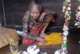 Barikin,7/5- MAESTRO TARI TOPENG - Nenek Astaliah yang berusia 119 tahun Maestro Tari Topeng Barikin RT. 2 RW. II Barikin Kecamatan Haruyan Kabupaten Hulu Sungai Tengah, menerima Penghargaan Perintis Tari Topeng Lintas Generasi dari Gubernur Kalimantan Selatan H Rudy Ariffin Tahun 2009 dan 2011. Sayang hingga kini belum ada generasi penerus yang berminat mengembangkan budaya tersebut Foto : ANTARA/Fathurrahman/B