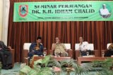 Banjarmasin, 19/5 - SEMINAR PERJUANGAN IDHAM CHALID - HM Said mantan Gubernur Kalsel menyampaikan pengalamannya semasa bersama almarhum KH Idham Chalid pada seminar perjuangan KH Idham Chalid untuk menggali jejak perjuangan pendiri NU tersebut di Ballroom Hotel Grand Mentari, Kamis (19/5). Kalimantan Selatan hingga sekarang baru memiliki dua dari sekian banyak pejuang yang mendapat gelar pahlawan nasional yaitu Pangeran Antasari dan Brigjen H Hasan Basry. Foto ANTARA/Herry Murdy Hermawan/B