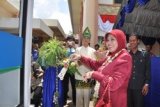 Amuntai(5/5)- ATM BANK KALSEL - Peresmian ATM Bank Kalsel DI Pemkab Amuntai oleh Ibu Hayatun Fardah Rudy Arifin. Keberadaan ATM di halaman Pemkab Amuntai diharapkan memudahkan pelayanan pengambilan uang bagi PNS dan masyarakat. FOTO ANTARA/Murjani/B