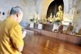 Denpasar (Antara Bali) - Beberapa Bhiksu berdoa bersama dalam rangkaian Ritual Pindapata di Vihara Budha Sakyamuni Denpasar, Bali, Senin (16/5). Umat Budha juga menggelar berbagai kegiatan sosial menjelang Hari Raya Waisak 2011/2555 BE. FOTO ANTARA/Nyoman Budhiana/11.