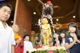 Denpasar (Antara Bali) - Beberapa Umat Budha bergantian menuangkan air suci ke patung Budha Rupang saat Hari Raya Waisak 2555 BE di Vihara Buddha Dharma, Denpasar, Selasa (17/5). Perayaan Waisak juga diisi dengan doa-doa dan meditasi masal. FOTO ANTARA/Nyoman Budhiana/11.
