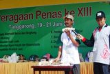 Tenggarong (ANTARA News - Kaltim)- Pelaku usaha kecil dari Kabupaten Penajam Paser Utara (PPU), Kaltim memperagakan cara membuat nasi dari tepung singkong, hal ini dilakukan untuk mengatasi ketergatungan padi karena produksi beras Kaltim masih kurang 62 ribu ton.

(M Ghofar/ANTARA)