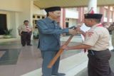 Amuntai, 23/6 - LEPAS JAMNAS - Bupati Hulu Sungai Utara Aunul Hadi melepas peserta Jambore Nasional (Jamnas) Kontingen Cabang Gerakan Pramuka di depan Kantor Bupati HSU Rabu (22/6). HSU akan mengikuti Jamnas 2011 di Ogan Komering Ilir, Teluk Gelam 2-9 Juli 2011.Foto ANTARA/Jani