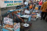 Banjarmasin, (9/6) KERAK TELUR  LARIS MANIS - Kerak telur makanan khas dari Ibukota Jakarta yang hadir di stand bazaar STQN XXI Banjarmasin, Kamis (9/6) laris manis dan cukup menarik perhatian pengunjung karena baru hadir di Banjarmasin dan cara memasak yang unik. Satu porsi kerak telur ayam dijual Rp15.000 dan telur itik Rp20.000, menurut pedagang bisa mengumpulkan uang Rp150.-250.000 per hari.Foto ANTARA/Asmuni K/C   