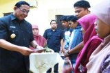 Samarinda (ANTARA News - Kaltim) - Wali Kota Bontang, Adi Darma menyerahkan bantuan sosial kepada 105 warga lanjut usia (Lansia) di daerah itu pada HUT Lansia ke-15 di Bontang. Dalam acara itu para Lansia mendapat siraman rohani dari penceramah Ali Mustofa dari
Kementrian Agama juga berbagai tip kesehatan bagi para lanjut usia oleh Dinas Kesehatan Bontang.

(Ratmi/ANTARA) 
