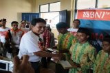 Banjarmasin, 13/ 6 BEASISWA BNI SYARIAH - Pihak BNI Syariah Cabang Banjarmasin menyerahkan beasiswa kepada beberapa pelajar dalam kegiatan BNI peduli 