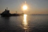 Banjarmasin, 28/6 - SUNSET DI SUNGAI BARITO - Sebuah kapal milik Pertamina dengan latar belakang matahari tenggelam labuh jangkar di Sungai Barito, Alalak Selatan (28/6). Sungai Barito merupakan jalur transportasi air penghubung empat provinsi bertetangga di Kalimantan yang berpotensi untuk perikanan juga terdapat objek wisata Pasar Tarapung dan Pulau Kembang yang mudah dicapai lewat Kampung Wisata Kuin Utara. Foto ANTARA/Asmuni/A 