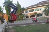 Banjarmasin, 11/7 - PARKOUR BANJARMASIN - Syamsul salah seorang anggota parkour Banjarmasin melakukan gerakan salto di udara saat latihan di halaman Gedung Sultan Suriansyah, Jalan Brigjen Hasan Basri, Sabtu (9/7). Parkour berasal dari negara Perancis  adalah jenis olahraga yang mengedapankan keindahan dan kecepatan gerak tubuh saat melompat dan memanjat suatu rintangan, hingga saat ini anggota parkour di Banjarmasin sekitar seratus orang. Foto ANTARA/Asmuni/A