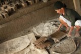 Banjar, 18/7 - BURUH BATU BATA - Seorang  ibu mencetak batu bata di sentra industri batu bata Sungai Tabuk Kabupaten Banjar Kalimantan Selatan, Senin (18/7). Bagi sebagian warga perempuan setempat bekerja menjadi buruh harian dengan upah 50 - 60 rupiah per batu bata yang dicetaknya merupakan pekerjaan utama untuk membantu ekonomi keluarga. Foto ANTARA/Herry Murdy Hermawan/B