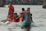 Banjarmasin, 23/7 - LOMBA PERAHU NAGA - Sebuah tim dengan penuh semangat memacu perahunya agar dapat mencapai garis finish lebih cepat dari lawannya dalam Dragon Boat Race 2011 di sungai Martapura Banjarmasin, Sabtu (23/7). Event tahunan yang digelar Pangkalan TNI AL Banjarmasin dalam rangka HUT Provinsi Kalsel tersebut diikuti 59 tim dari seluruh Kalimantan Selatan. Foto ANTARA/Herry Murdy Hermawa/B