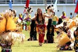 Tenggarong (ANTARA News - Kaltim) - Pergelaran seni tari dari berbagai suku asli Kabupaten Kutai Kartanegara (Kaltim) pada pembukaan pesta budaya Erau 2011, akhir pekan lalu mencerminkan pesona event tersebut yang tinggal dipoles bisa menjadi andalan wisata Indonesia.

(Heyru Abdi/ANTARA)