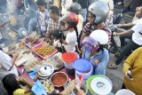 Denpasar (Antara Bali) - Beberapa pedagang melayani calon pembeli yang antri membeli makanan untuk berbuka puasa pada hari pertama di Lingkungan Wanasari, Denpasar, Bali, Senin (1/8). Selama bulan puasa, kawasan itu menjadi sebuah pasar dadakan tiap sore yang menyediakan beraneka makanan dan minuman untuk berbuka puasa sekaligus makanan sahur. FOTO ANTARA/Nyoman Budhiana/11.