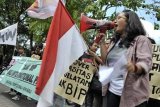 Denpasar (Antara Bali) - Seorang pengunjukrasa berorasi untuk menolak pembangunan Bali International Park (BIP) yaitu pusat digelarnya KTT APEC tahun 2013 di kawasan Bali selatan, dalam aksi unjukrasa di depan Kantor Gubernur Bali, Denpasar, Rabu (10/8).  Puluhan pengunjukrasa dari berbagai elemen menuntut pengehentian megaproyek itu dan moratorium pembangunan di Bali selatan karena dinilai cenderung merusak daya dukung lingkungan yang kini sudah padat bangunan. FOTO ANTARA/Nyoman Budhiana/11.