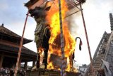 Ubud (Antara Bali) - Puluhan wisatawan menyaksikan prosesi pembakaran jenazah tokoh masyarakat alm. Anak Agung Niang Rai dalam upacara Ngaben, di Ubud, Bali, Kamis (18/8). Ritual kremasi jenazah dalam skala besar itu melibatkan warga dari 12 desa adat di kawasan Ubud dan disaksikan ribuan masyarakat serta wisatawan. FOTO ANTARA/Nyoman Budhiana/11.