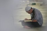 Banjarmasin, 2/8 - ITIKAF - Seorang jamaah Masjid Raya Sabilal Muhtadin Banjarmasin melakukan itikaf dengan membaca Alquran, Selasa (2/8). Itikaf lebih sering dilakukan umat muslim yang sedang melaksanakan puasa di bulan ramadan untuk menambah pahala puasanya. Foto ANTARA/Herry Murdy Hermawan/B