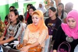 Tenggarong (ANTARA News - Kaltim) - Dalam usaha mencegah kematian ibu melahirkan, Puskesmas Loa Ipuh Tenggarong menggelar sosialisasi kelas ibu hamil bagi para wanita hamil diwilayah kerja Puskesmas Loa Ipuh, Jumat (16/9) kemarin. Kepala Dinas Kesehatan Kutai Kartanegara (Kukar) Hj Emmy Dasimah saat membuka acara itu mengatakan menyambut baik kegiatan tersebut karena sangat erat kaitannya dengan keberhasilan kesehatan.
(Heyru Abdee/ANTARA)