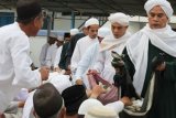 Banjarmasin, 31/8 - TRADISI MASJID KANAS - Pengurus Masjid Tuhfaturraghibin atau yang lebih di kenal dengan Masjid Kanas menjalankan tradisi dengan berjalan beriringan menerima amal jamaah dengan membentangkan kain sorban saat pelaksanaan shalat Ied, Rabu (31/8). Sebagian umat muslim Indonesia menunaikan shalat pada 31 Agustus 2011 mengikuti keputusan sidang isbat Kementrian Agama RI, sementara sebagian lainnya telah lebih dulu melaksanakan Shalat Idul Fitri 1 Syawal 1432 Hijriah. Foto ANTARA/Herry Murdy Hermawan/B