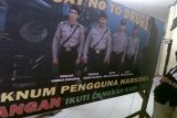BANJARMASIN,13/9 - POLISI NARKOBA - Kepolisian Resort Kota Banjarmasin memampang foto empat orang anggota Polisi dari kesatuannya dalam sebuah bener  berukuran besar pada saat apel pagi. Foto tersebut juga dipertontonkan kepada masyarakat dengan diberi judul foto oknum pengguna narkoba. FOTO : ANTARA/Gunawan Wibisono/B.