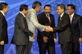 Nusa Dua (Antara Bali) - Wakil Presiden, Boediono (2-kanan) berjabat tangan dengan Sekretaris Jendral Asean, Surin Pitsuwan (3-kiri) saat pembukaan Pertemuan ke-8 Tingkat Menteri ASEAN bidang Kejahatan Lintas Negara (AMMTC) di Nusa Dua, Bali, Selasa (11/10). Pertemuan itu dihadiri menteri/wakil menteri dari 10 negara ASEAN dan 3 negara peninjau untuk membahas langkah penanggulangan kejahatan lintas negara yaitu terorisme, narkotika, penyelundupan manusia, kejahatan dunia maya dan pencucian uang. FOTO ANTARA/Nyoman Budhiana/11.