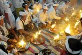Gianyar (Antara Bali) - Beberapa Umat Hindu membakar "Puspa" atau sesajen yang melambangkan arwah leluhur pada puncak upacara Nyekah di Desa Bitera, Gianyar, Bali, Kamis (27/10). Sebanyak 289 arwah manusia diupacarai bersama-sama dalam ritual langka itu untuk penghormatan terakhir sekaligus penyucian. FOTO ANTARA/Nyoman Budhiana/11.