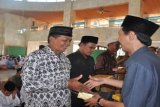 Amuntai, Bupati Hulu Sungai Utara H.M Aunul Hadi menyerahkan secara simbolis tali asih bagi para Jemaah Calon Haji Kabupaten Hulu Sungai Utara Tahun 1432 H, penyerahan talih asih dilakukan pada saat acara Penutupan Bimbingan Manasik Haji di Masjid Sabilal Muttaqin Sungai Malang. (Rabu,5/10).(Foto ANTARA/him/A